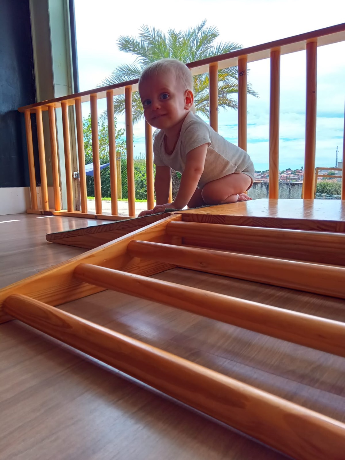 Bebê engatinhando na Casa do Ninho